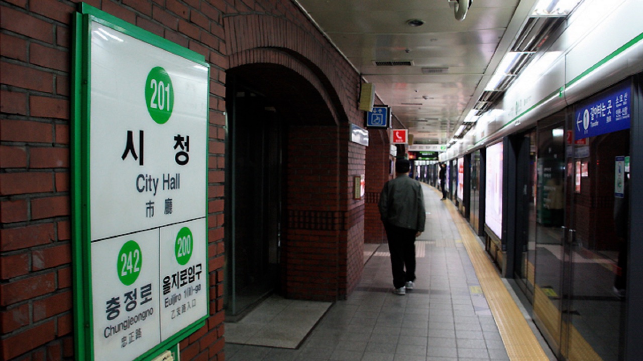 City Hall Station platform on Seoul Subway Line 2